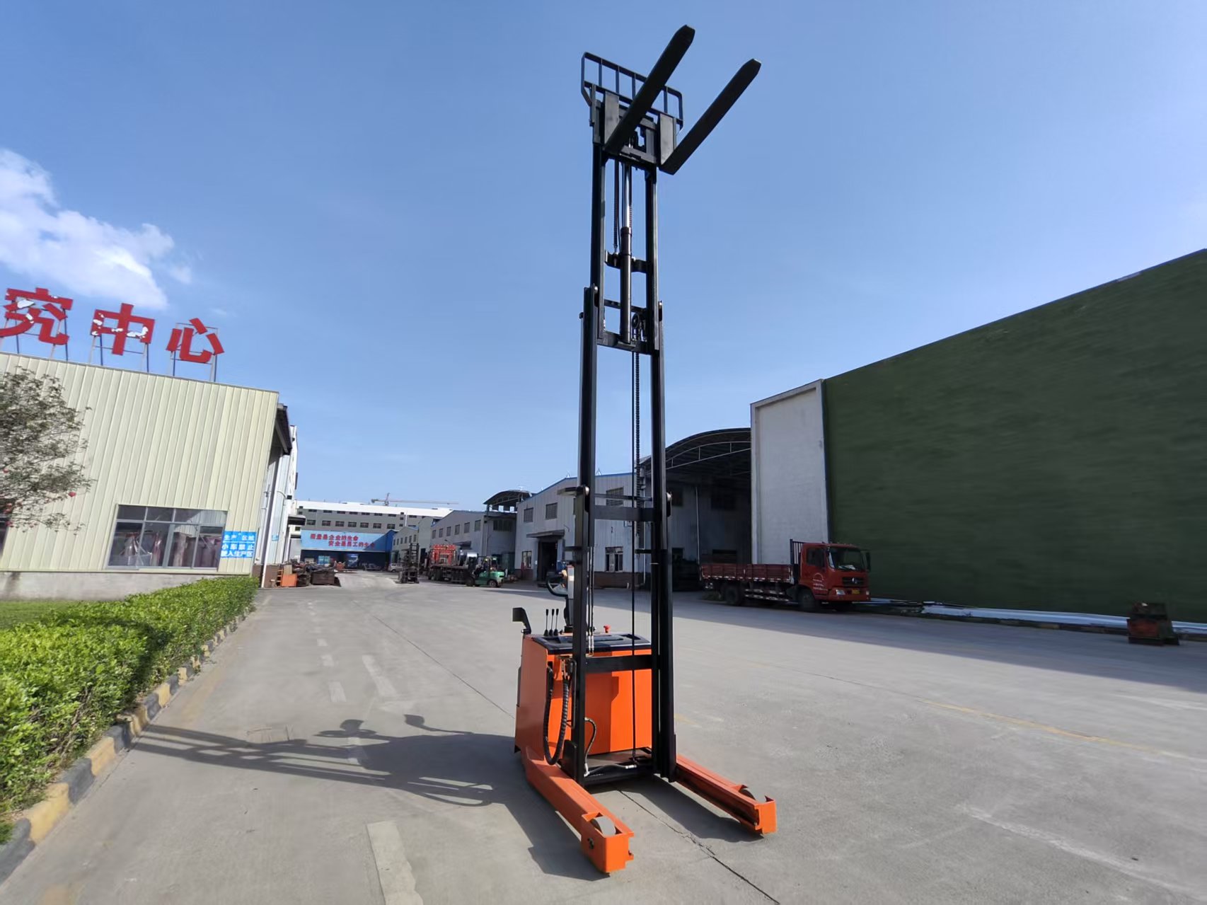 Understanding the Working Principle of a Pallet Stacker