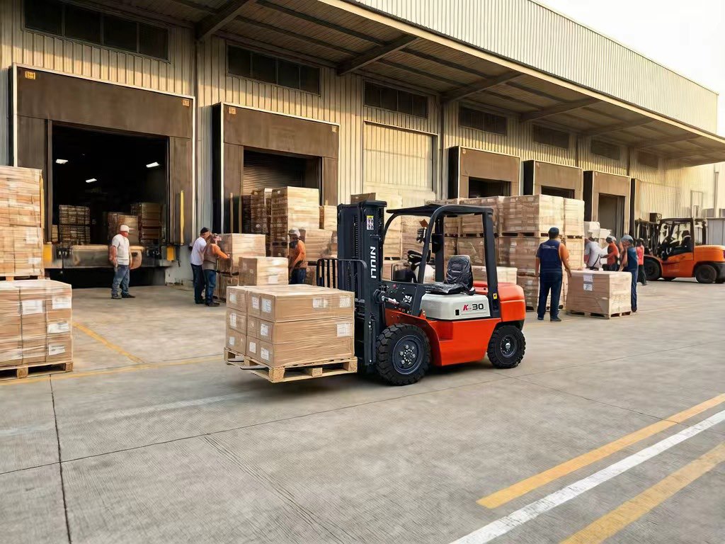 What is the difference in operating a manual transmission forklift?