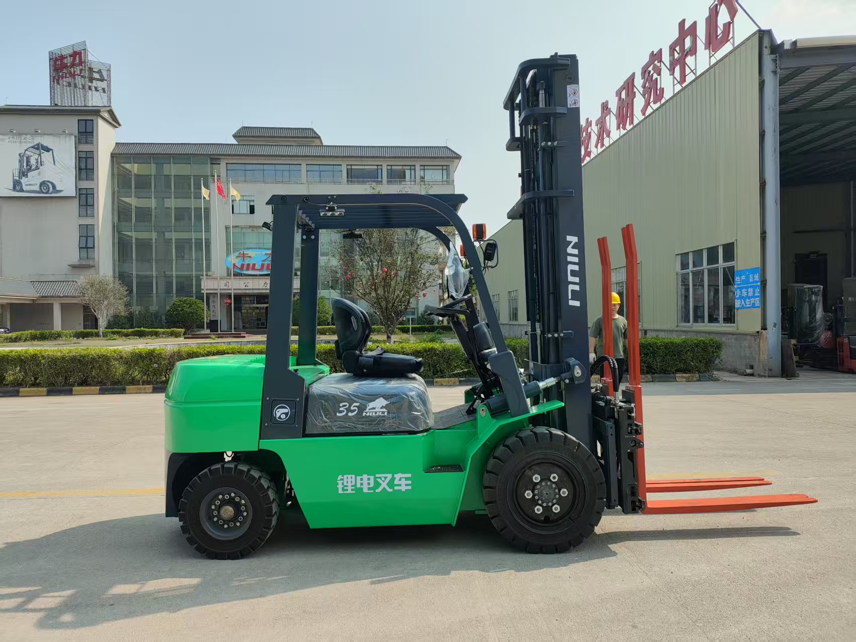 Selection Criteria for Eco-friendly Forklifts