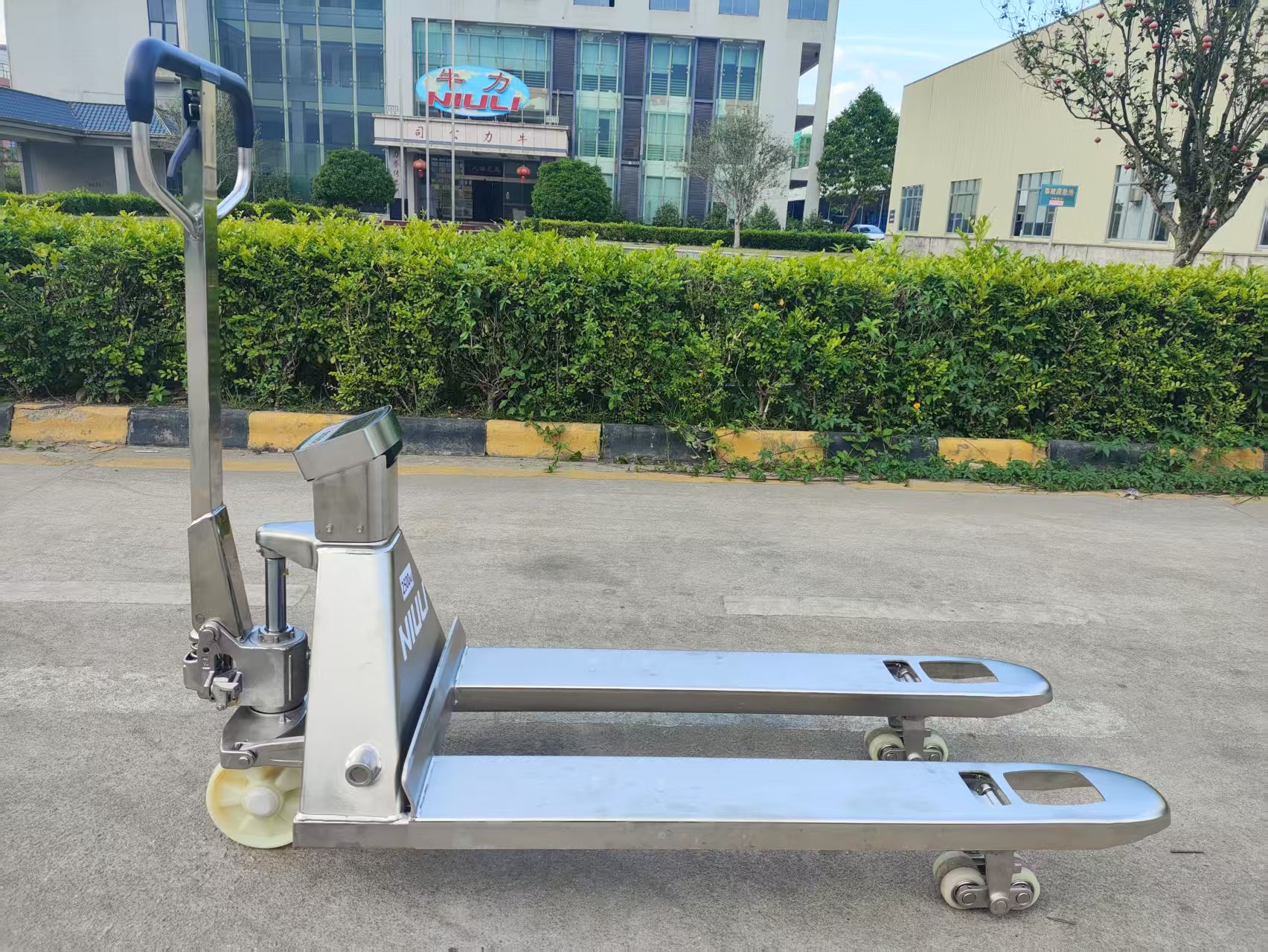 Understanding the Role of Pallet Trucks in Supply Chain Management