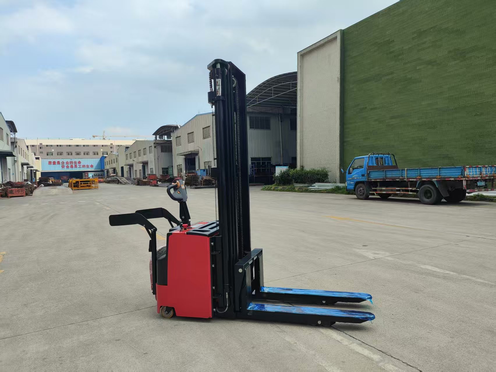 electric reach truck