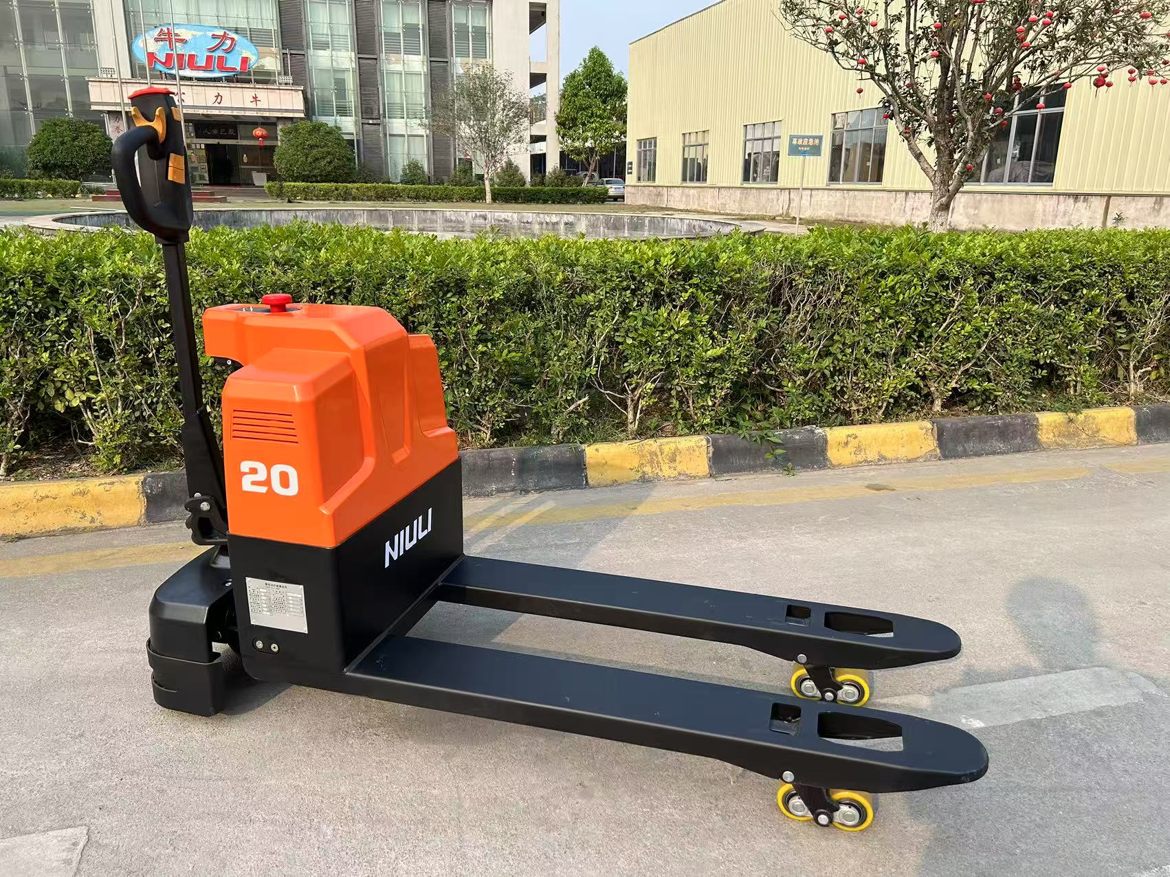 How Do Pallet Trucks Work? Understanding Their Working Principle
