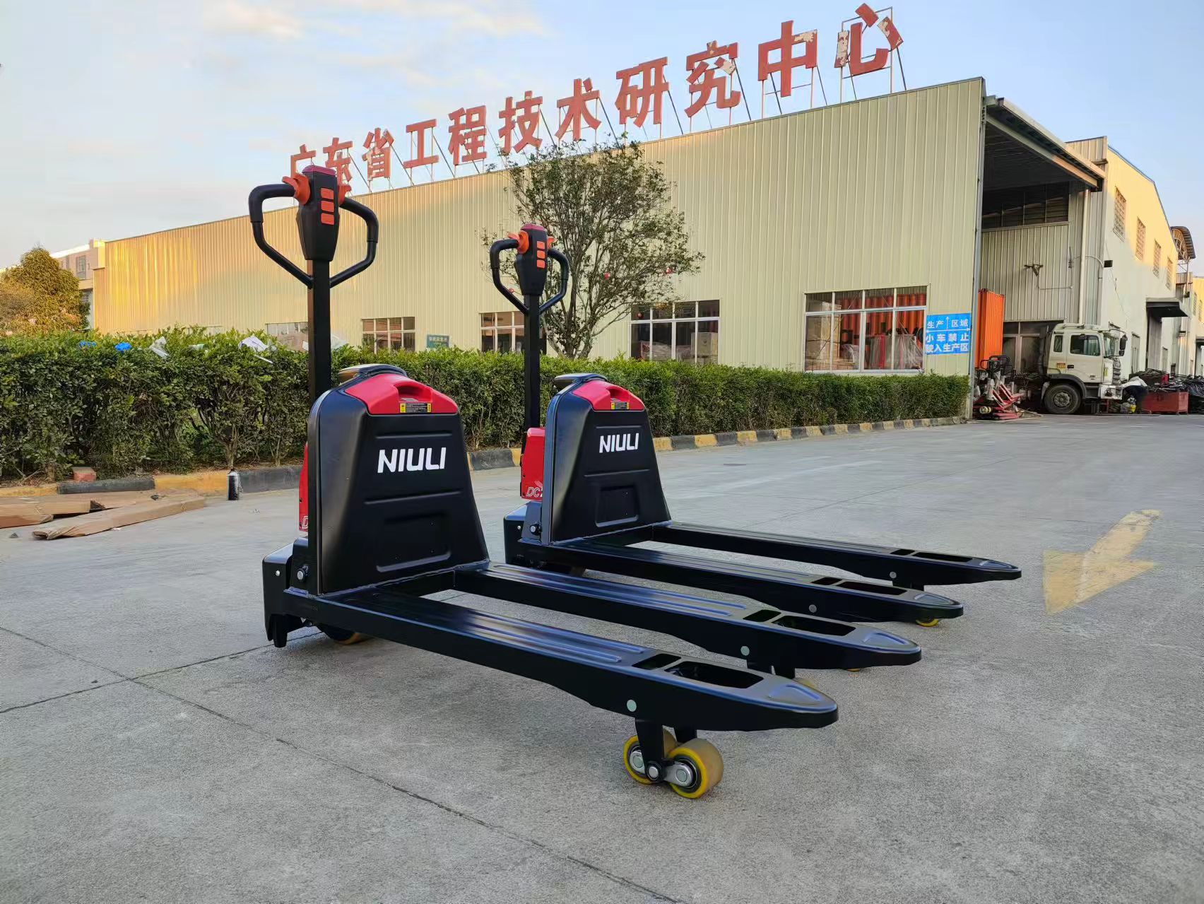 What is the difference between a manual pallet truck and an electric pallet truck?