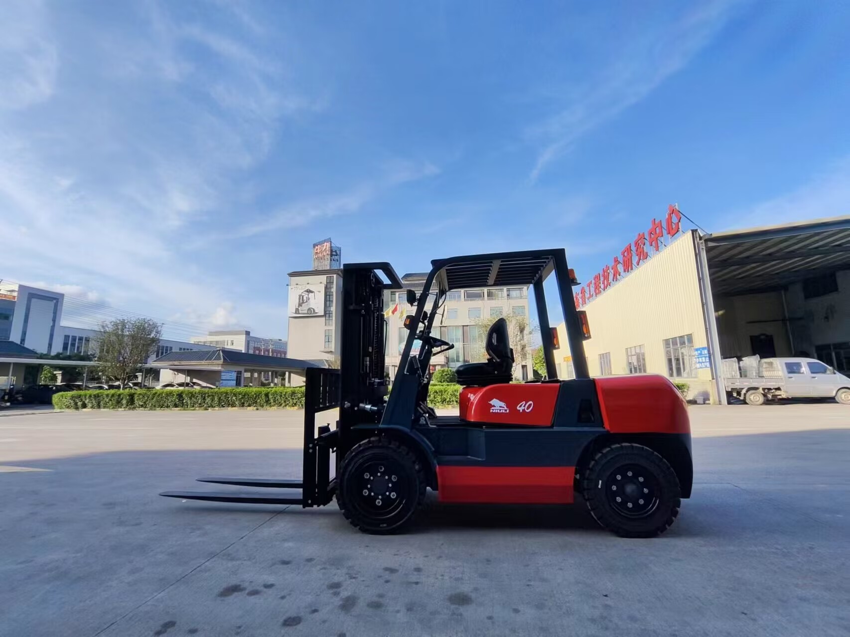 Why buy a forklift with an increased lifting height, and what is the connection with the planning of warehouse shelf heights?