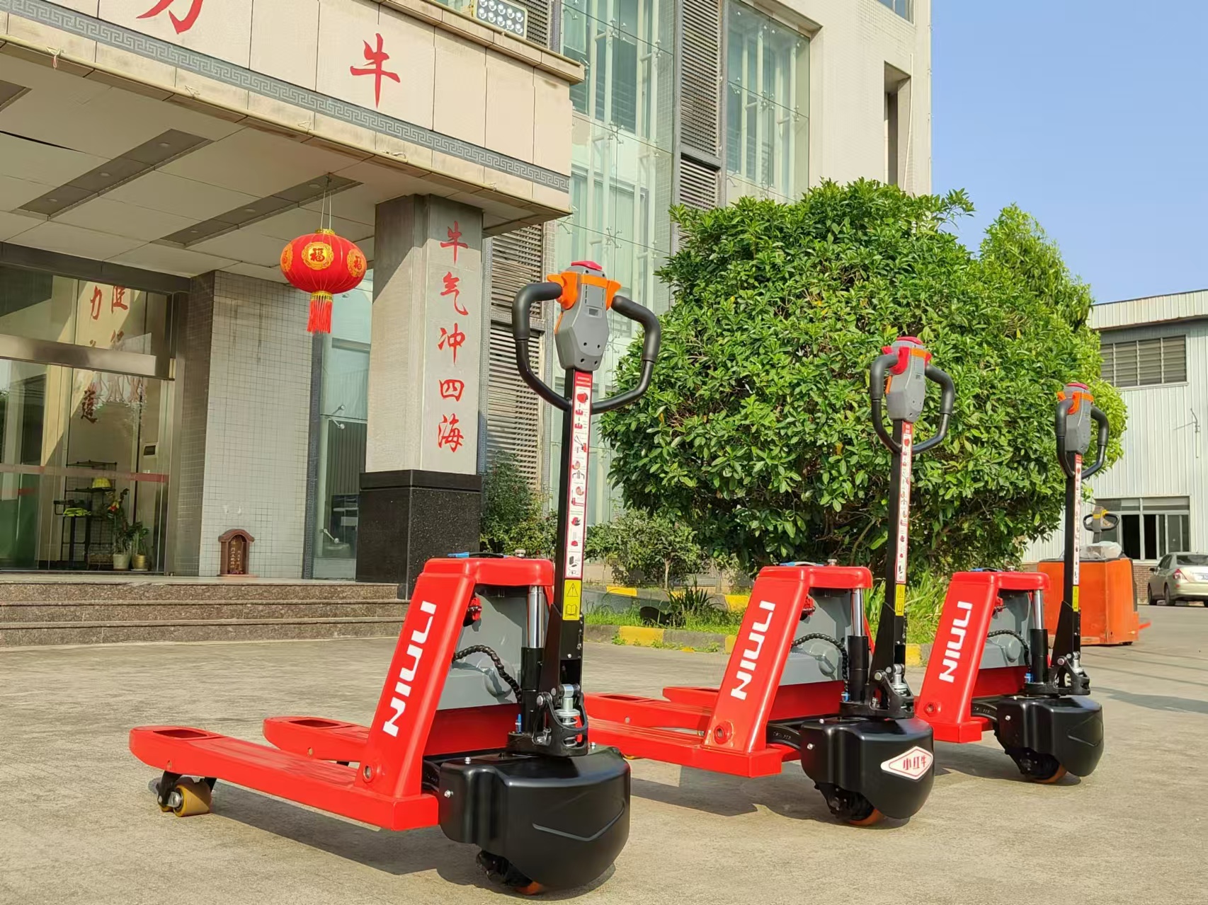 Mastering the Art of Pallet Truck Operation: Essential Tips for Efficiency and Safety