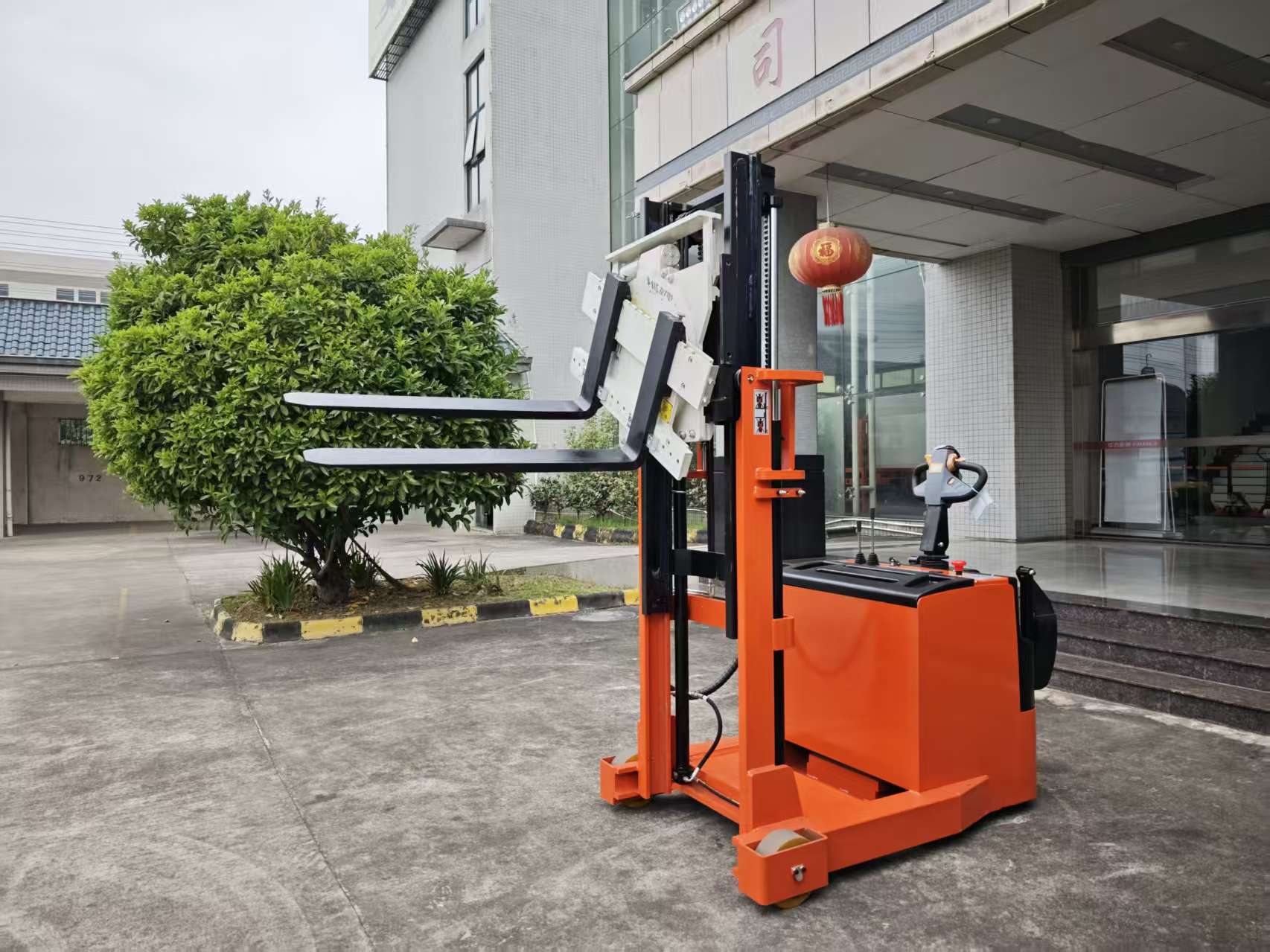 What Is The Difference between Forklift And Reach Truck？