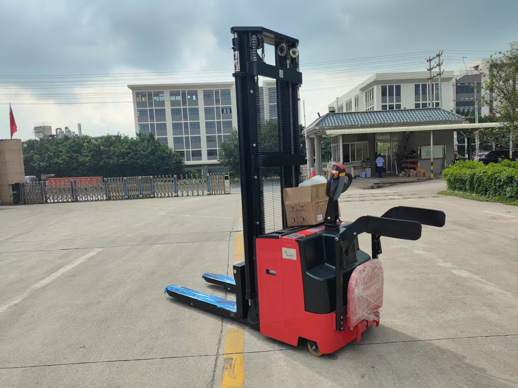 How to Operate a Reach Truck？