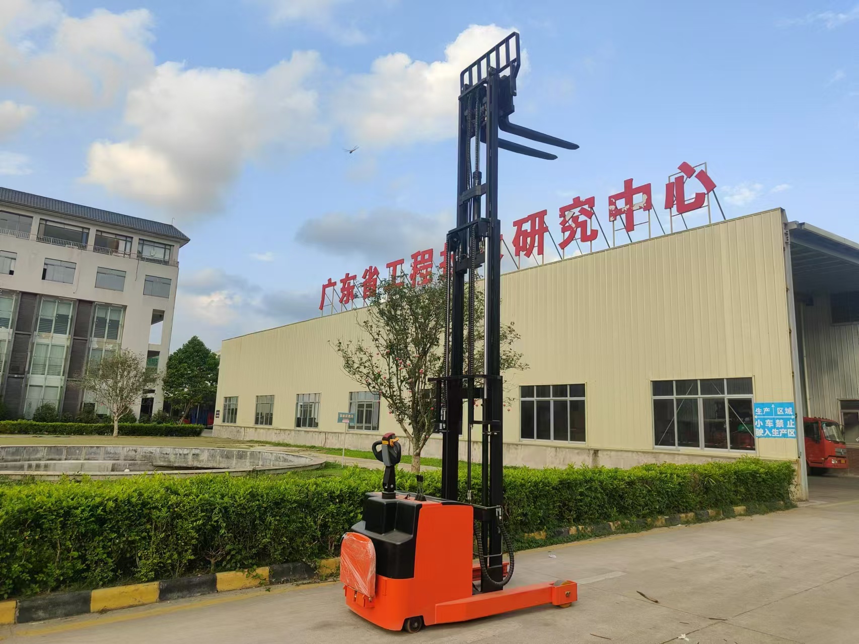 Electric Pallet Stackers: Market Growth and Future Outlook