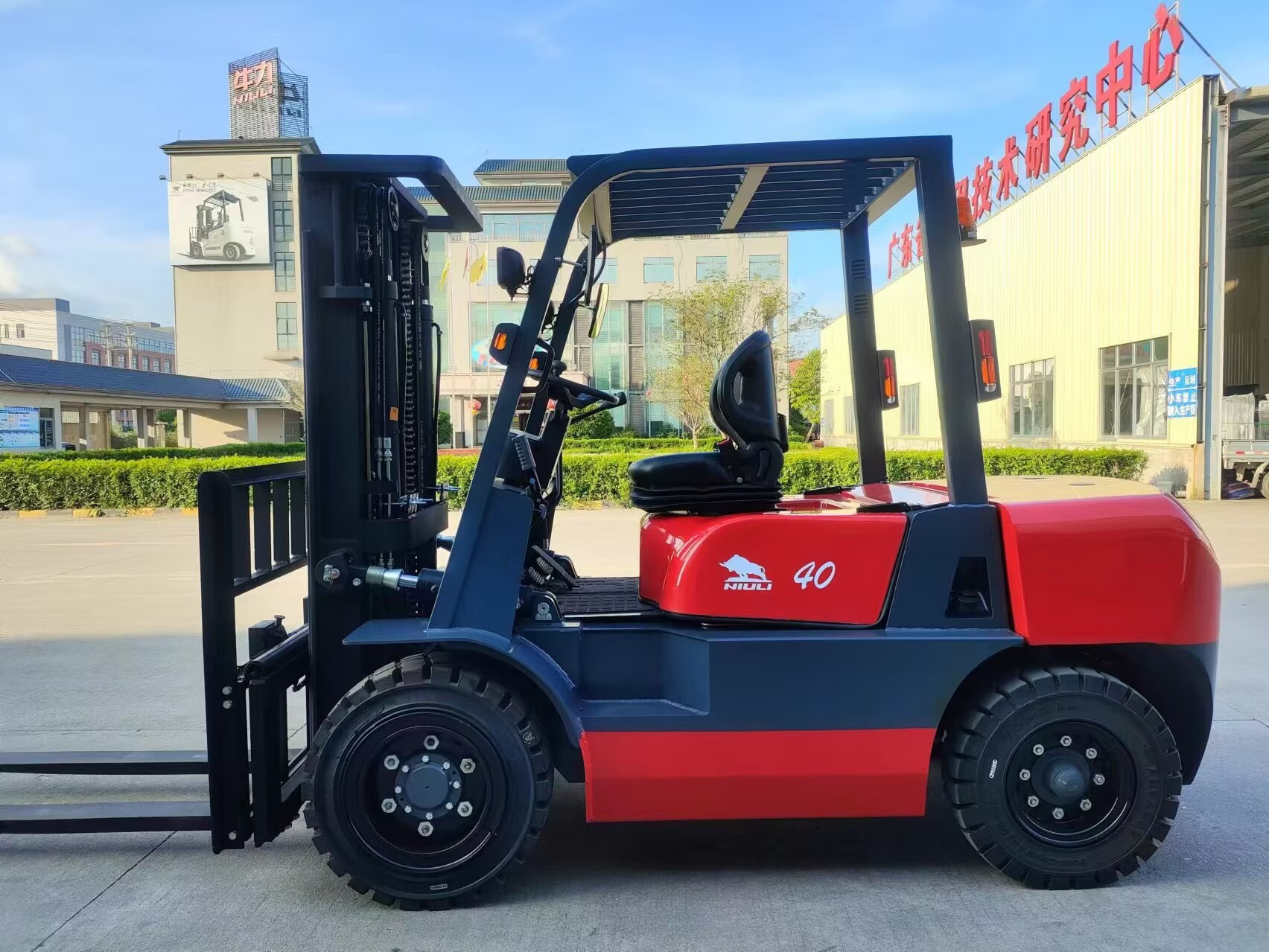 Which type of forklift, electric or internal combustion, is more suitable for my indoor or outdoor scenarios?