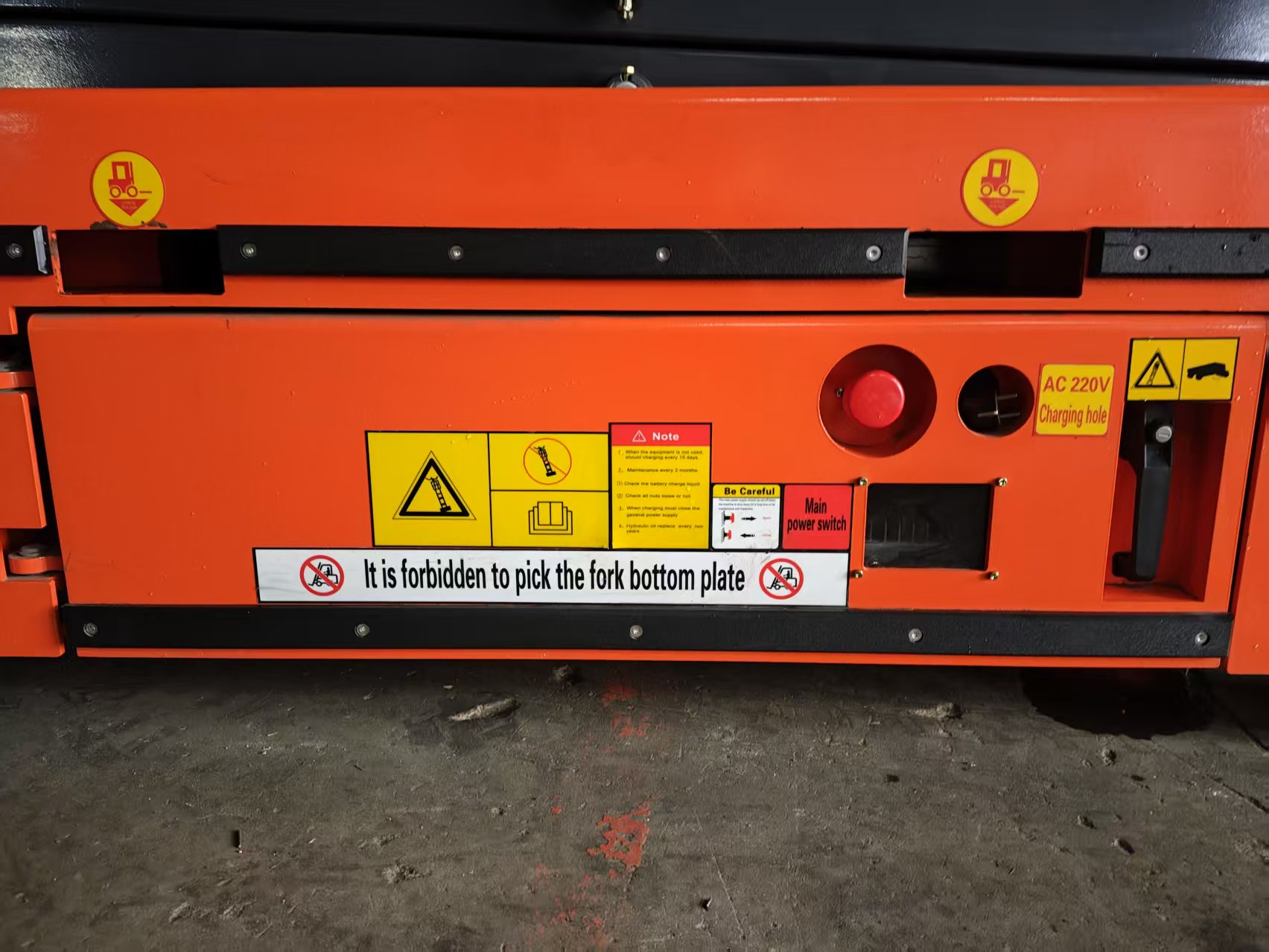 Self-propelled lifting platform