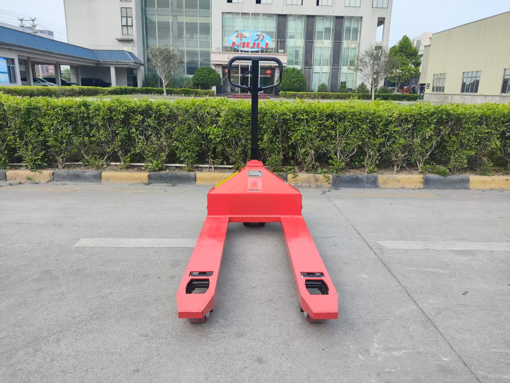 Why Pallet Trucks Are in High Demand Across Key Industries