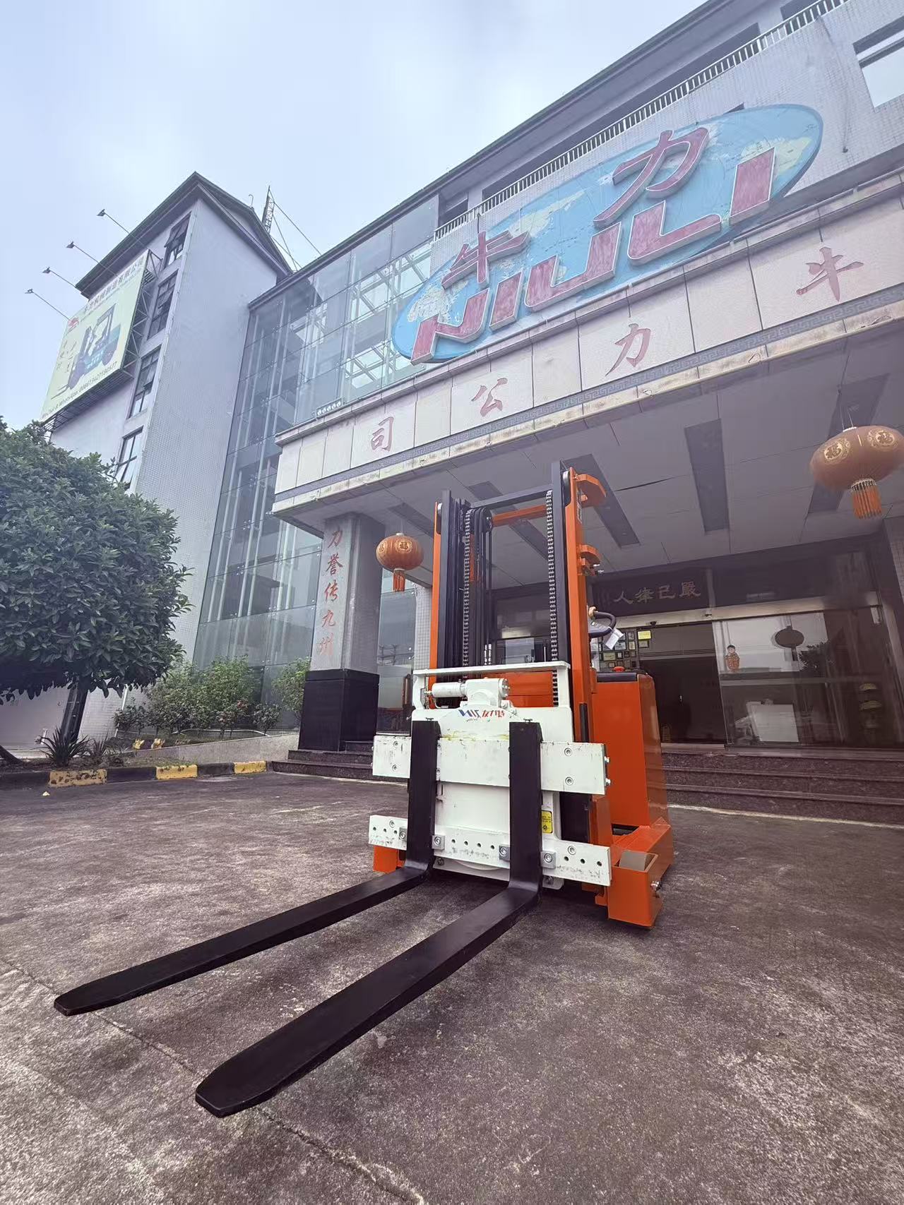 warehouse reach truck