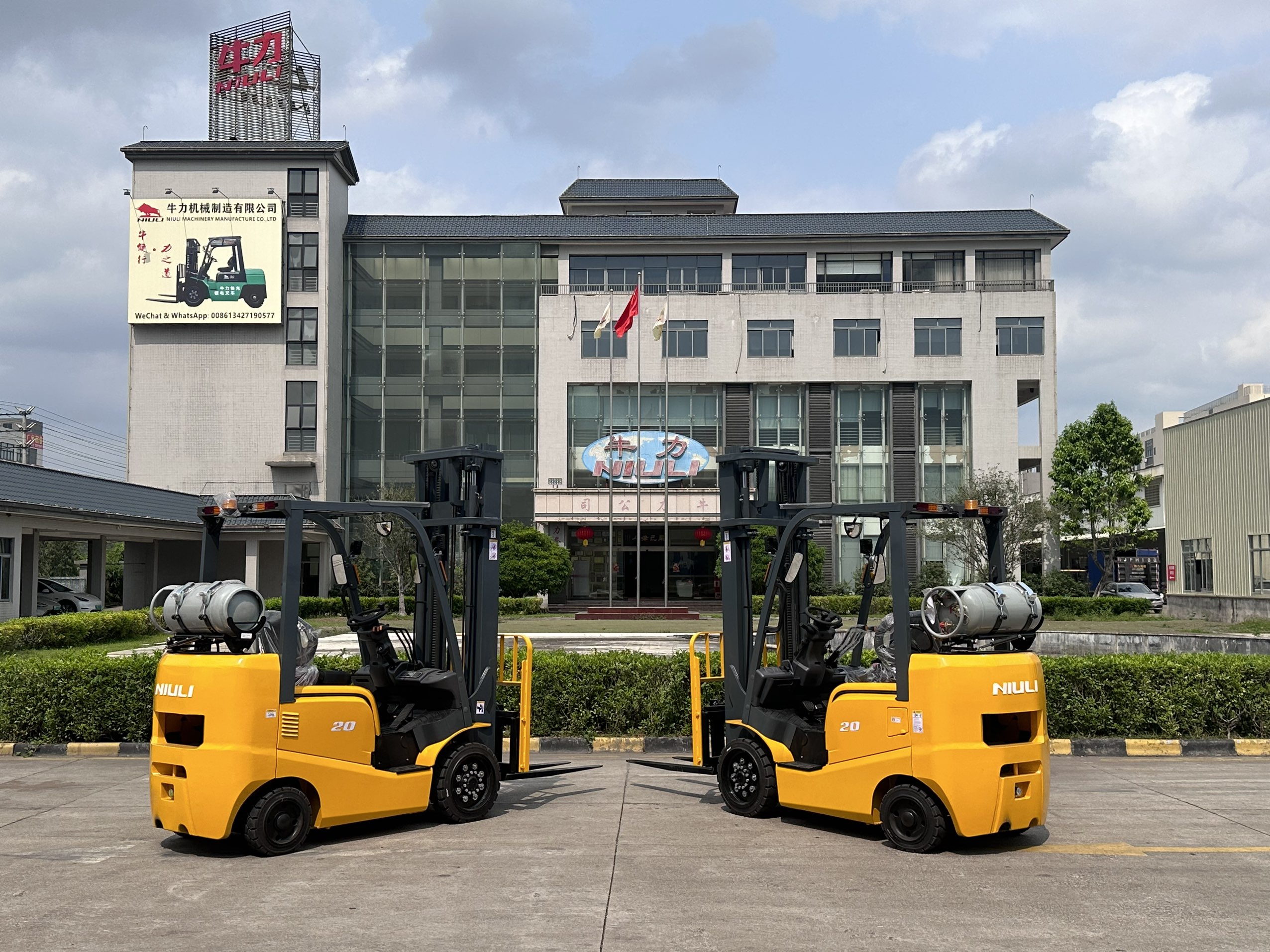 What is a short-axis gasoline/LPG forklift?